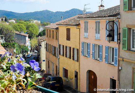 2016-09-02-1472818822-1715685-hpColorfulstreetinPierrefeuduVarProvenceFrance.jpg