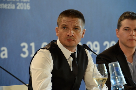 2016-09-02-1472825812-2260958-30064Press_Conference__Arrival__Jeremy_Renner__la_Biennale_di_Venezia__foto_ASAC.jpg