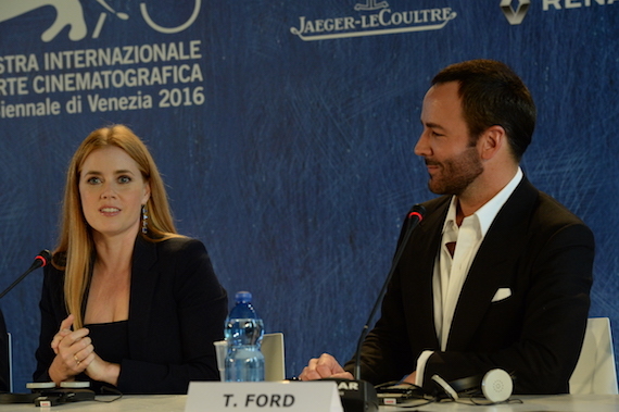 2016-09-04-1472976276-8692402-30410Press_Conference__Nocturnal_Animals__Amy_Adams__Tom_Ford__la_Biennale_di_Venezia__foto_ASAC.jpg