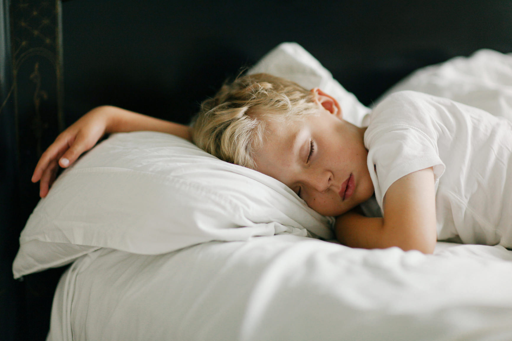 Дети считают что взрослые спать. Спящий мальчик. Спящий ребенок.