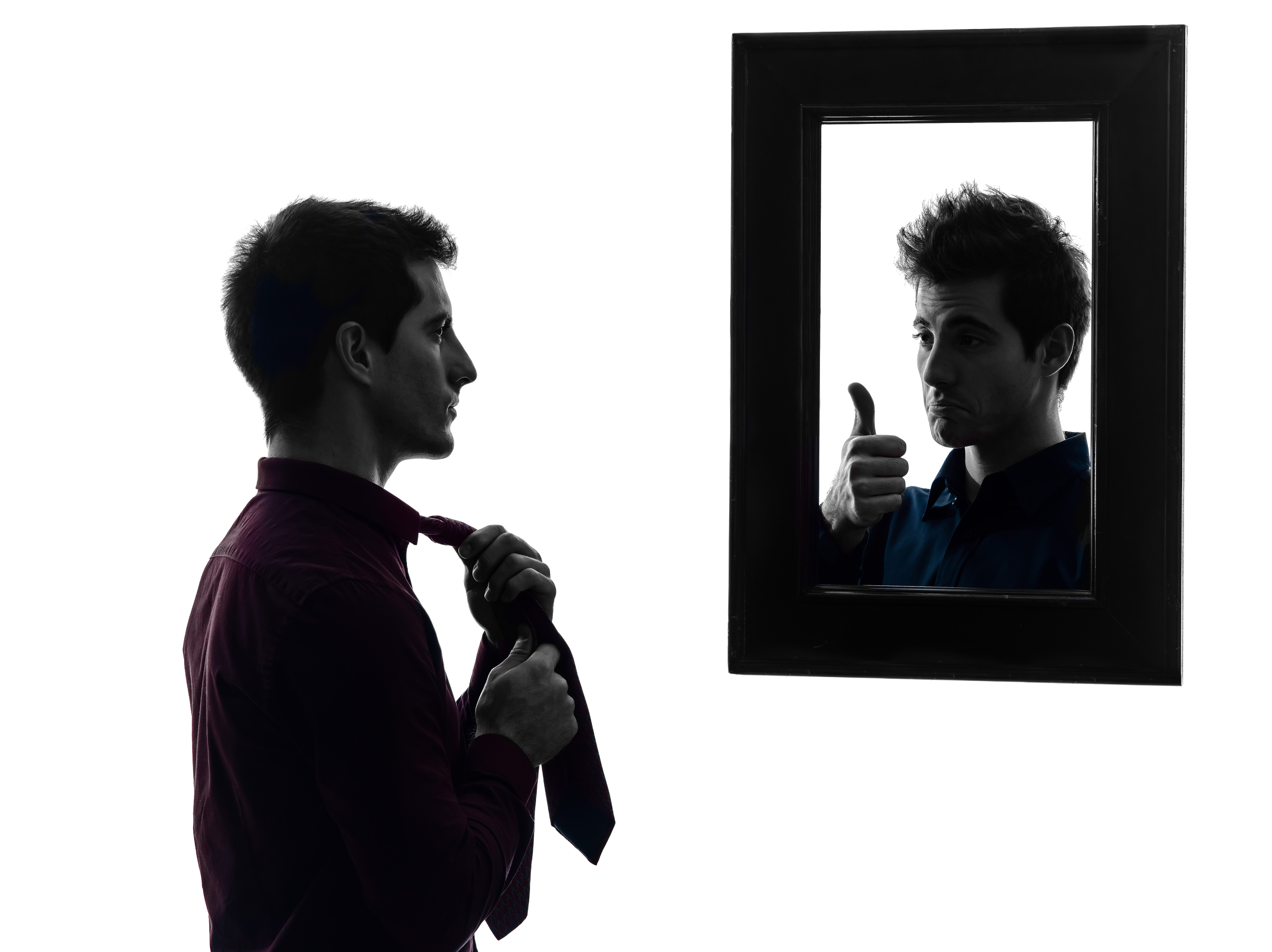 Человек отражается в зеркале