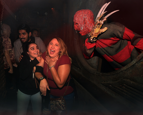 2016-10-01-1475355905-9638396-UniversalStudiosHollywoodHalloweenHorrorNights_FVJ1.jpg