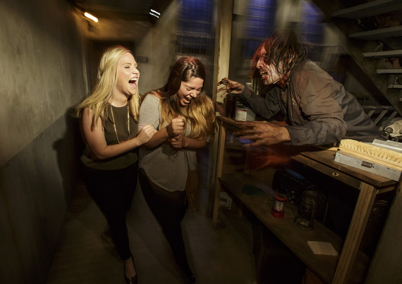 2016-10-01-1475357366-9718622-UniversalStudiosHollywoodHalloweenHorrorNights_TheWalkingDead5.jpg