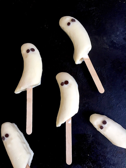 2016-10-10-1476134658-4506487-HealthyHalloweenBooNanaGhostPops.jpg