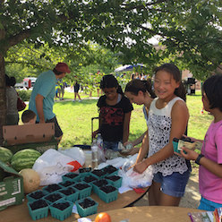 2016-10-15-1476549112-3660110-MaryAnnSettlemyreandAshleyWhiteheadCentrevilleElementarySchoolFarmersMarket.jpg