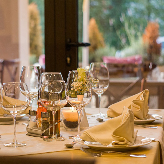 2016-10-17-1476706683-1229719-Restauranttable.jpg