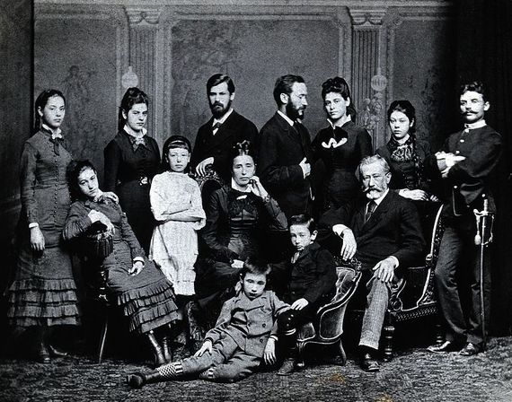 2016-10-21-1477090757-6588929-Freud_family_group._Photograph_c.1876._Wellcome_V0027598.jpg