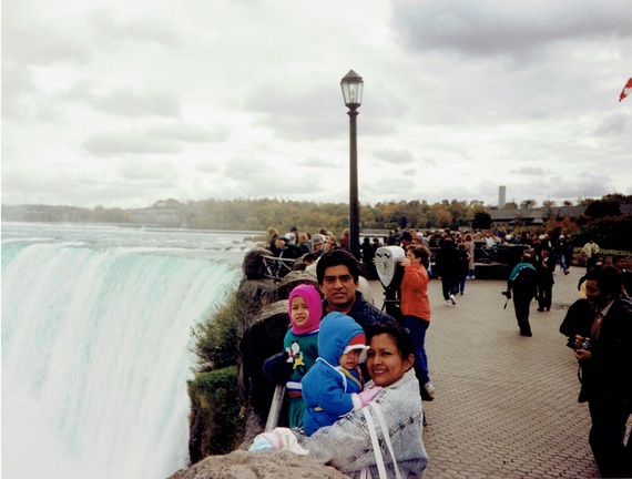 2016-10-31-1477881935-5761921-TheclassicimmigrantandtouristshotinNiagaraFallsshortlyafterarrivinginCanadacopy.jpg