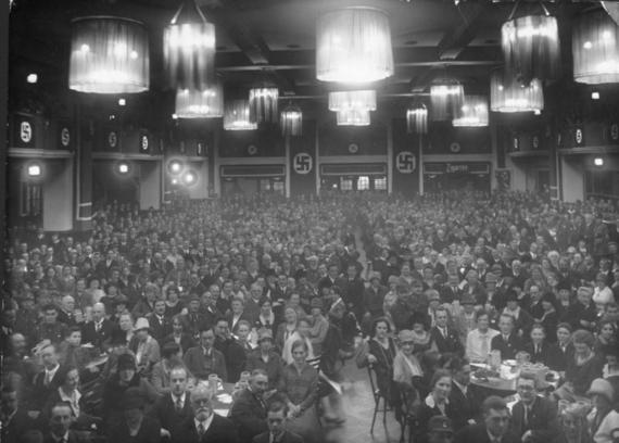 2016-11-05-1478371464-6001314-Bundesarchiv_Bild_146197800412A_NSDAPVersammlung_im_Burgerbraukeller_Munchen.jpg