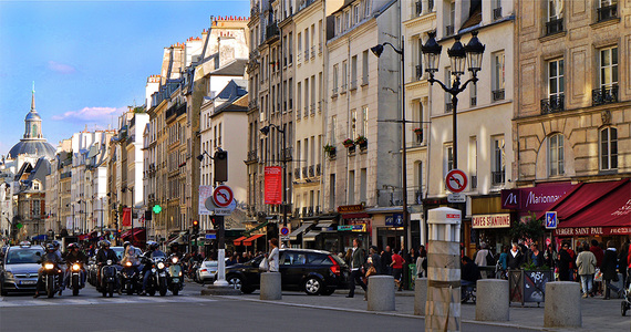 2016-11-11-1478881543-890710-la_rue_SaintAntoine_dans_le_quartier_du_Maraisparisfrance.jpg