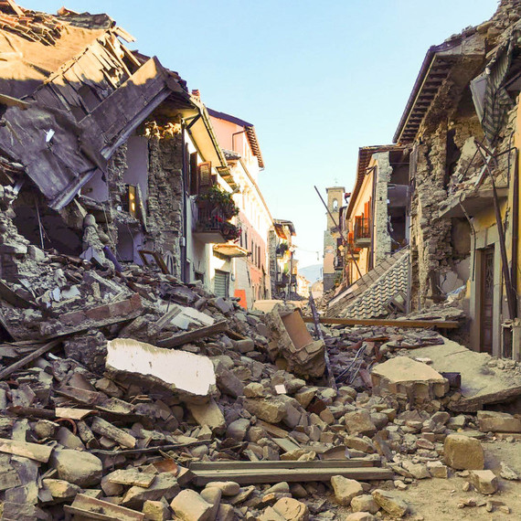 2016-11-23-1479886109-3502749-terremoto_centro_italia_2016__amatrice__corso_umberto_i_29242968591.jpg