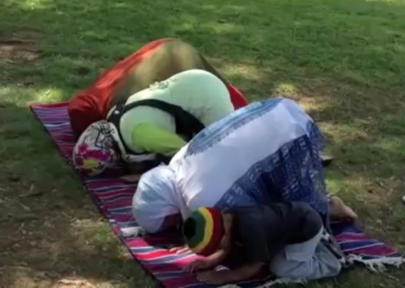 2016-11-23-1479927939-4562949-PrayingintheParkSujood2.jpg