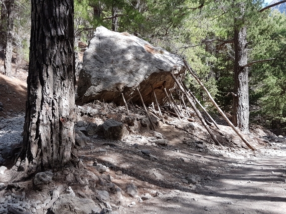 2016-11-28-1480344780-8452932-Hiking_Samaria_Gorge_Crete_4_propped_up_rock.jpg