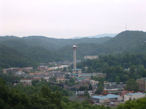 2016-11-30-1480487078-8108804-Downtown_Gatlinburg_Tennessee.JPG