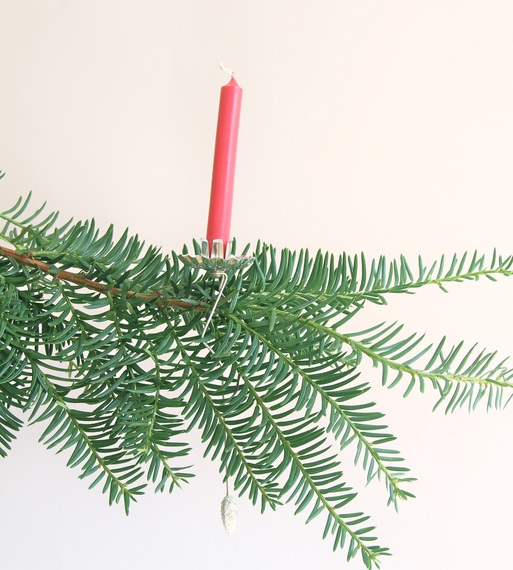 2016-11-30-1480544609-4378303-Pendulum_Christmas_Tree_Candle_Holder_Pine_Cone_weight_silver_www.christmasgiftsfromgermany.jpg