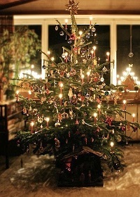 2016-12-02-1480703676-6918190-Classic_tree_with_Christmas_tree_candles_Helebardius_www.christmasgiftsfromgermany.jpg