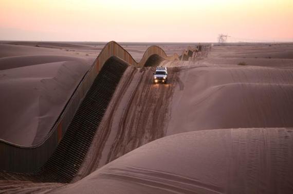 2016-12-19-1482125417-9605978-httpscommons.wikimedia.orgwikiFileAlgodones_sanddunefence.jpg