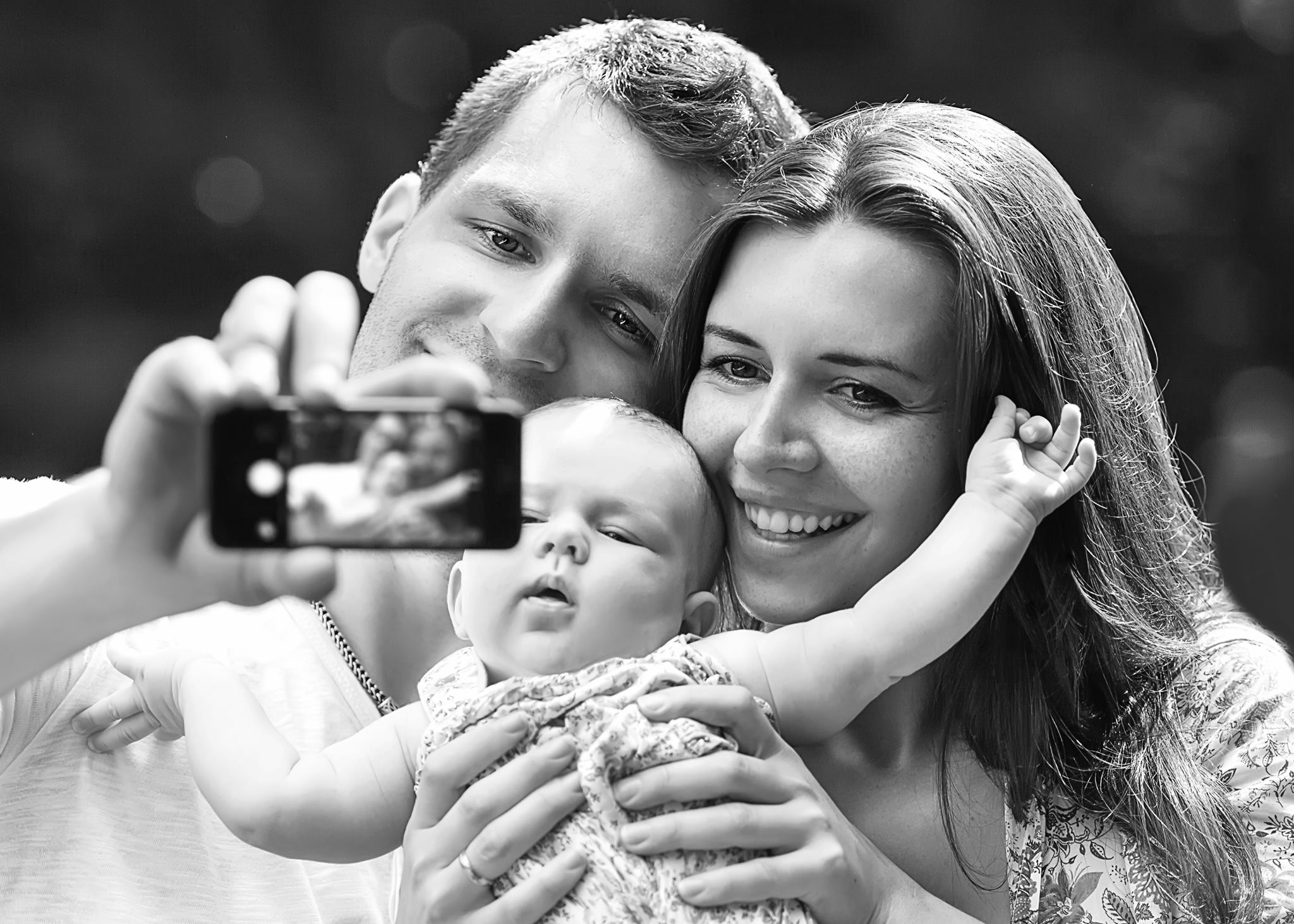Личное семейное телефон. Семья фотографируется. Семейное селфи с ребенком. Семья фоткающаяся. Семья семья фотографируется.
