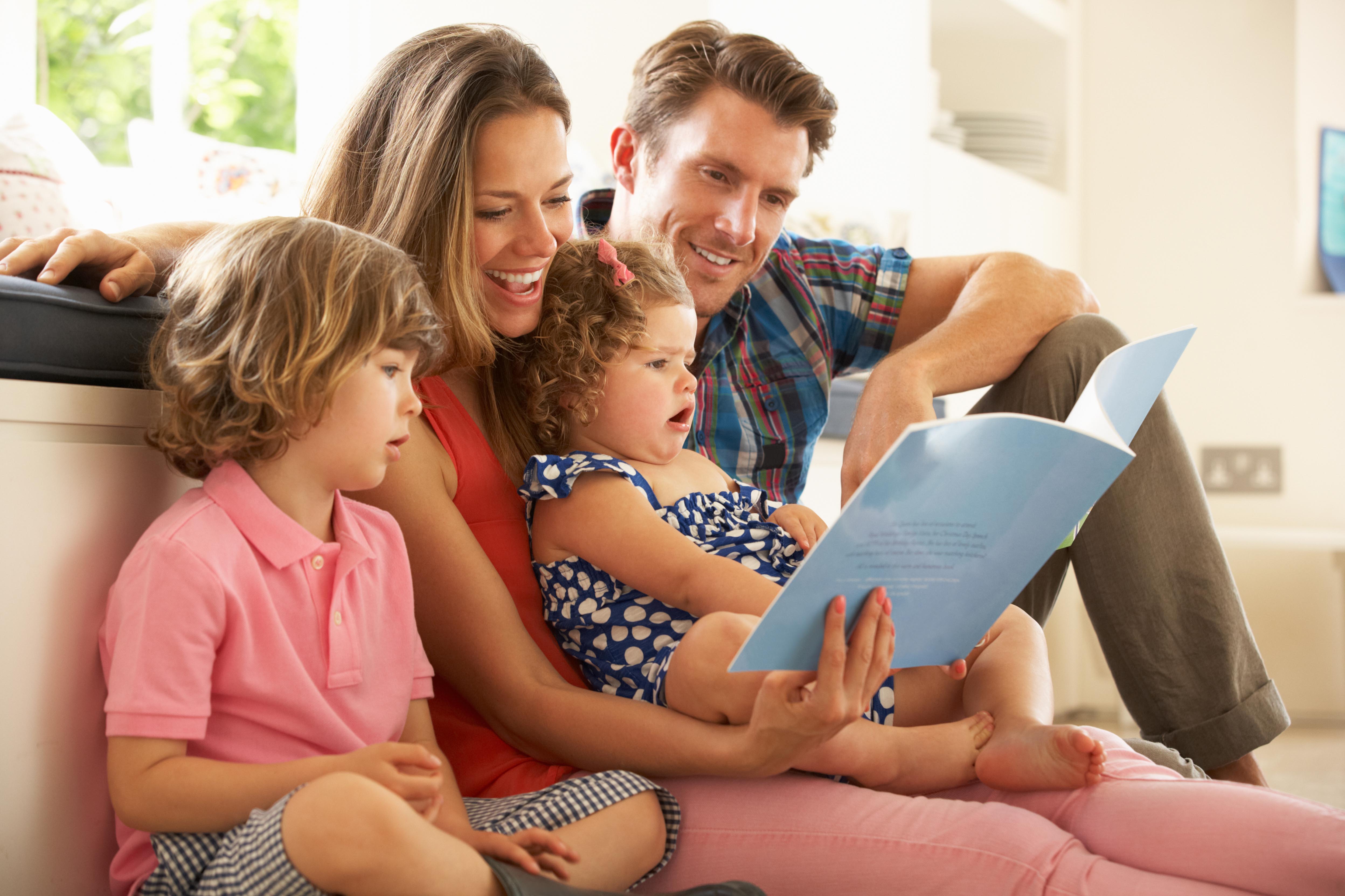 Real life communication. Дети с родителями. Семейное чтение. Воспитание ребенка. Воспитание ребенка в семье.