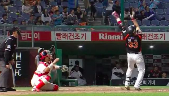 2017-01-25-1485331865-6098427-4707296_thiskoreanbaseballplayersbatflipis_e96b8444_m.png