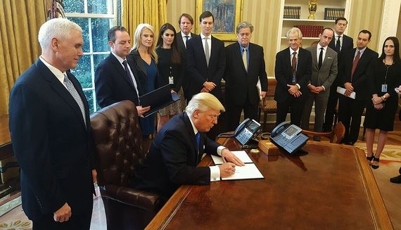 2017-02-09-1486642583-9895337-Donald_Trump_signs_orders_to_greenlight_the_Keystone_XL_and_Dakota_Access_pipelines.jpg
