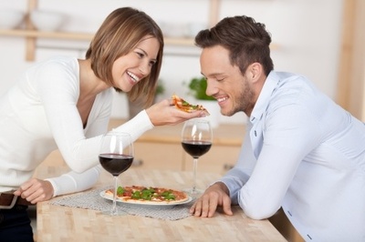 2017-03-06-1488770621-72582-Couplemangepizza123RF21162530.jpg