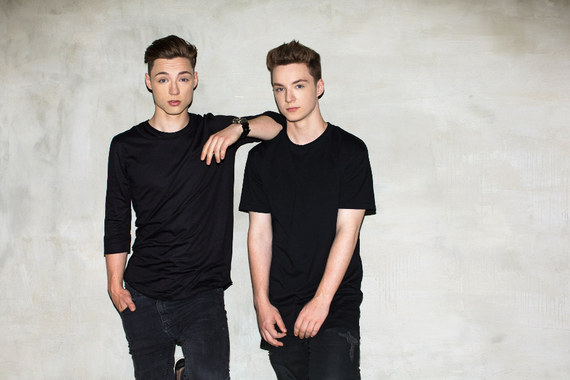 2017-04-10-1491823675-7184278-DieLochis_01_DeliaBaum.jpg