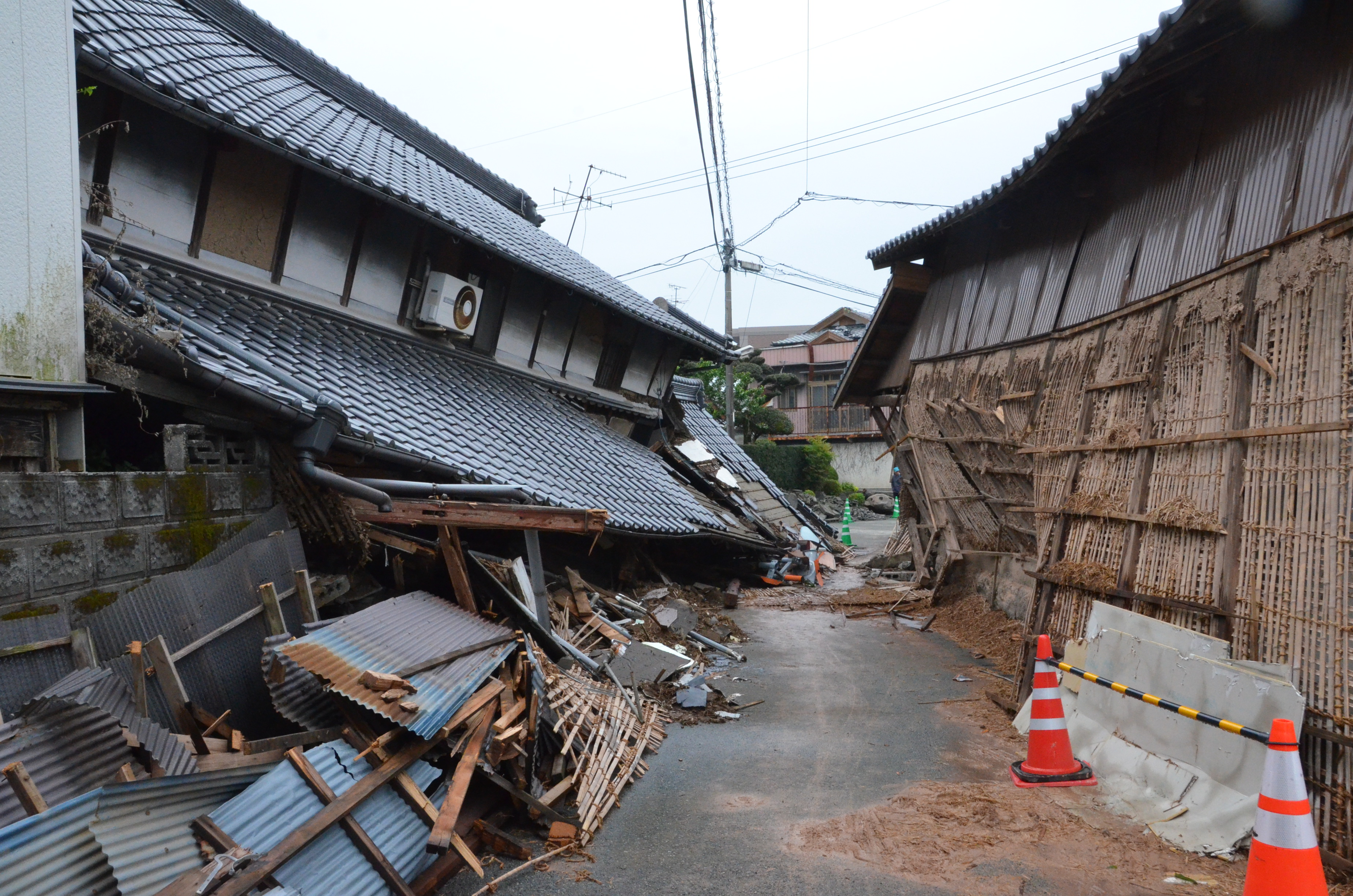 故郷を一変させた熊本地震から1年 「復興進む」のニュースの影 ...