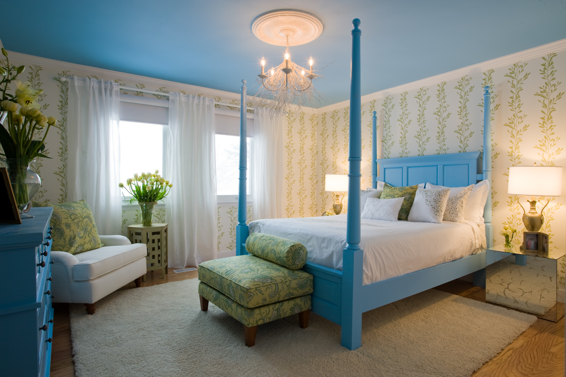 Сочетание цветов потолка. Голубая спальня. Голубой интерьер. Спальня в голубом цвете. Бирюзовый цвет в интерьере.