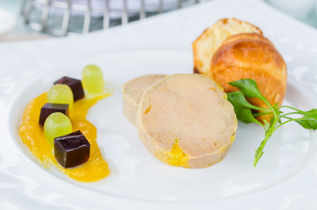 2017-05-15-1494816335-5566972-FoiegrasGeleportoMangueBrioche123RF26691915.jpg