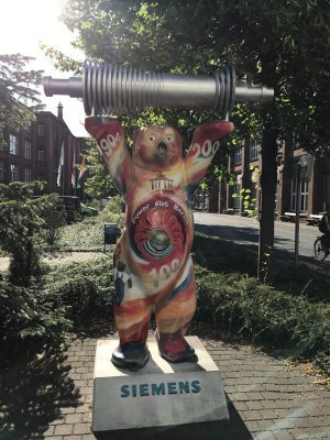 2017-09-19-1505853428-1928319-Siemens_BerlinerBaer.jpg